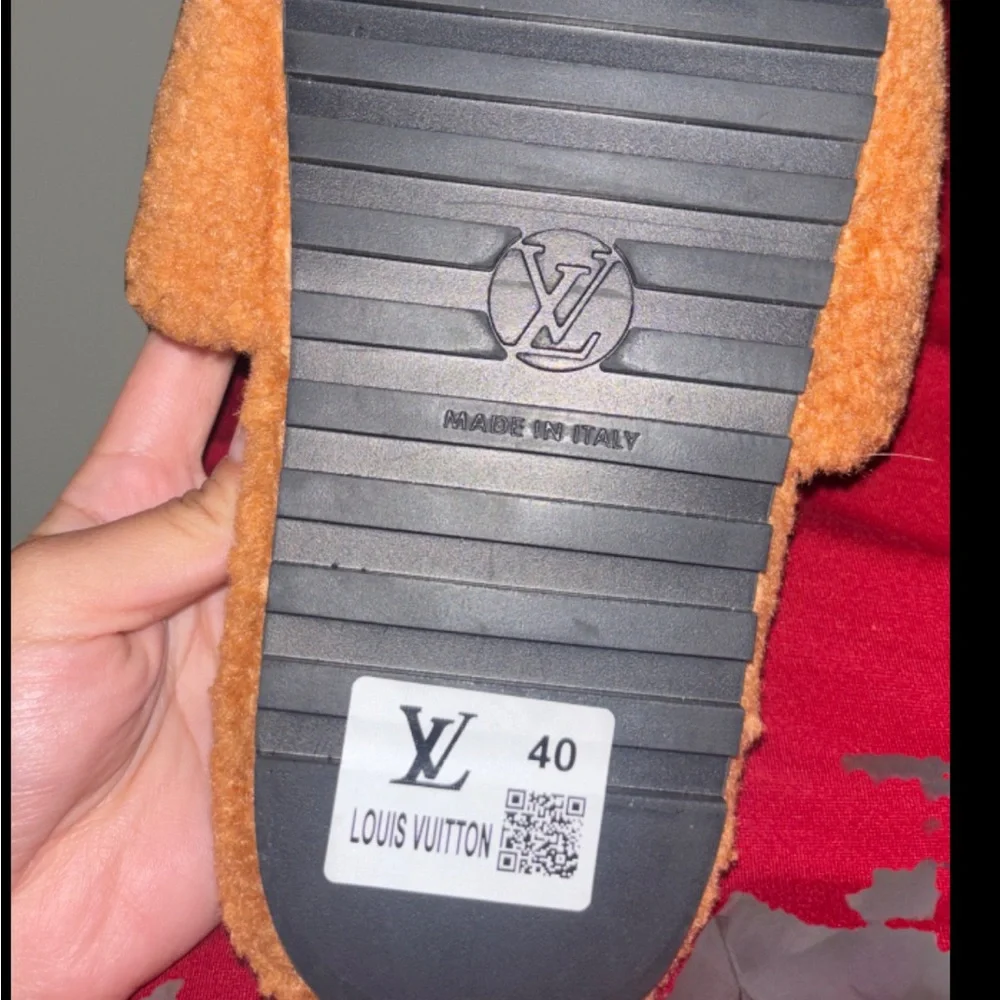 Luxury Tan slides size 8 used once no longer wanted QR code attached - Picture 5 of 5